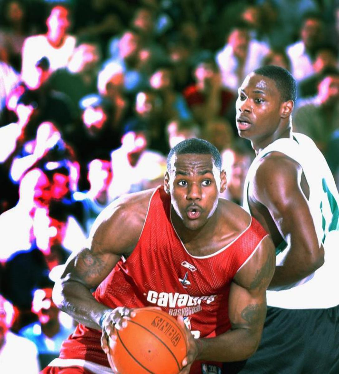 马德里竞技训练开放日，集结日篮板制胜引欢呼，CBA常规赛在即，临场指挥获称赞的简单介绍