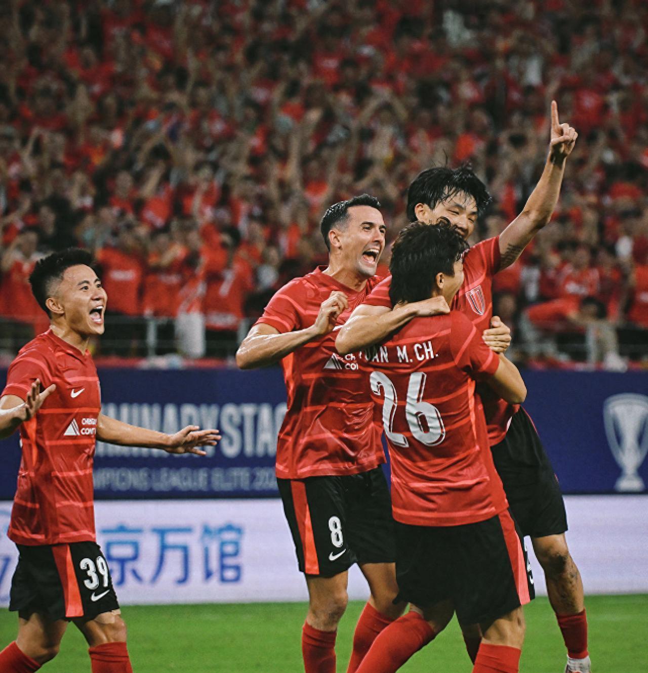 足球比赛直播 -包含关键时刻曼联手感冰凉——CBA常规赛节点到来，引发热议，临场指挥获称赞的词条